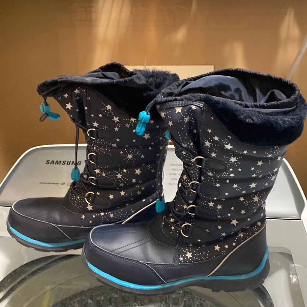 Size 7 girls boots worn a few times. Excellent condition
